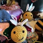 Another busy evening with the @oxforddrunkenknitwits and check out these fab bees 🐝 by @tarrynspencer for our top secret project 🤫 #yarnbombing #nature #odk #crochetersofinstagram